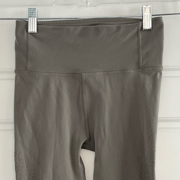 Lululemon Reveal Tight Mindful Motion Carbon Dust Size 4 Athletic Workout - Picture 7 of 15